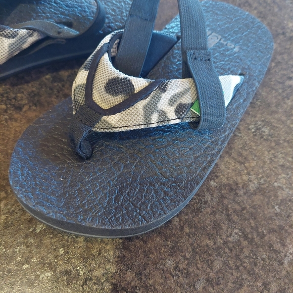 SANUK NWOT Toddler flip Flops Strappy Sandals size 8-9 - Picture 2 of 7